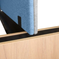 MOTION Akustik-Tischtrennwand | 600 Mm Hoch, Wollbezüge VELITO / SYNERGY -Möbel Pro Verkauf Akustik Loesung Tischtrennwand MOTION als Sichtschutz Laermschutz Schallabsorbierend Raumtrenner Akustik Loesung Tischtrennwand Trennwand MOTION Sichtschutz 1
