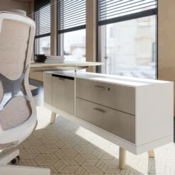 BRALCO RAIL Schreibtisch | 1800 - 2400 Mm, Integriertes Lowboard, Echtholz, Eiche Hellgrau -Möbel Pro Verkauf BRALCO RAIL Italienischer Designer Schreibtisch mit integriertem Lowboard Abschliessbare Schubladen Echtholzfurnier Tischplatte Eiche Massivholz Gestell Elektrifizierung Groess 2 1