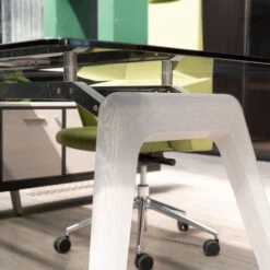 BRALCO RAIL Schreibtisch | 1800 - 2400 Mm, Integriertes Lowboard, Glas-Tischplatte -Möbel Pro Verkauf BRALCO RAIL Italienischer Designer Schreibtisch mit integriertem Lowboard Abschliessbare Schubladen Glas Tischplatte Eiche Massivholz Gestell Elektrifizierung Groesse und Farb 57 1