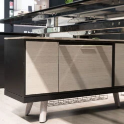 BRALCO RAIL Schreibtisch | 1800 - 2400 Mm, Integriertes Lowboard, Glas-Tischplatte -Möbel Pro Verkauf BRALCO RAIL Italienischer Designer Schreibtisch mit integriertem Lowboard Abschliessbare Schubladen Glas Tischplatte Eiche Massivholz Gestell Elektrifizierung Groesse und Farb 59 1