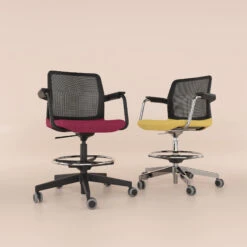 WIND Counterstuhl Rollbar | Fußstütze, Netzrücken, Wollbezüge VELITO / SYNERGY