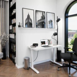 STATION Schreibtisch | 1150 X 590 Mm, Elektrisch Höhenverstellbar, Induktives Ladegerät, Glastischplatte, Weiß