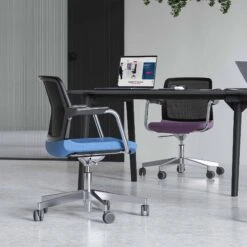 WIND Drehstuhl Rollbar | Höhenverstellbar, Netzrücken, Polyesterbezug BERTA 31 WIND Drehstuhl Rollbar | Höhenverstellbar, Netzrücken, Polyesterbezug BERTA -Möbel Pro Verkauf Homeoffice und Konferenzdrehstuhl WIND 5 Rollen Basis schwarzer Netzruecken Kunststoff Armlehnen und Rahmen in schwarz Polyesterbezug BERTA 6