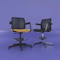 WIND Counterstuhl | 5-Stern-Basis, Fußstütze, Netzrücken, Polyesterbezug BERTA