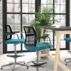 WIND Counterstuhl | 5-Stern-Basis, Fußstütze, Netzrücken, Polyesterbezug LUCIA -Möbel Pro Verkauf Schwarzer Konferenzstuhl WIND 5 Stern Basis schwarzer Netzruecken Kunststoff Armlehnen und Rahmen in schwarz verchromter Fussstuetzenring Polyesterbezug LUCIA 2