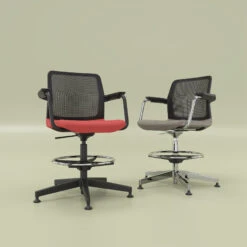 WIND Counterstuhl | 5-Stern-Basis, Fußstütze, Netzrücken, Polyesterbezug LUCIA