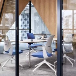 Profim - TRILLO PRO Drehstuhl | Rückenlehne Gepolstert, Synchronmechanik, Hellgrau -Möbel Pro Verkauf Synchronmechanischer Drehstuhl TRILLO PRO Hellgraue Kunststoffelemente aus Polyamid Rueckenlehne gepolstert Pulverbeschichtetes Alu Gestell mit Teflongleitern in Weiss Fixierte 13